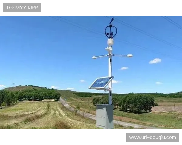 微型传感器植入草坪，实时监测场地湿度温度