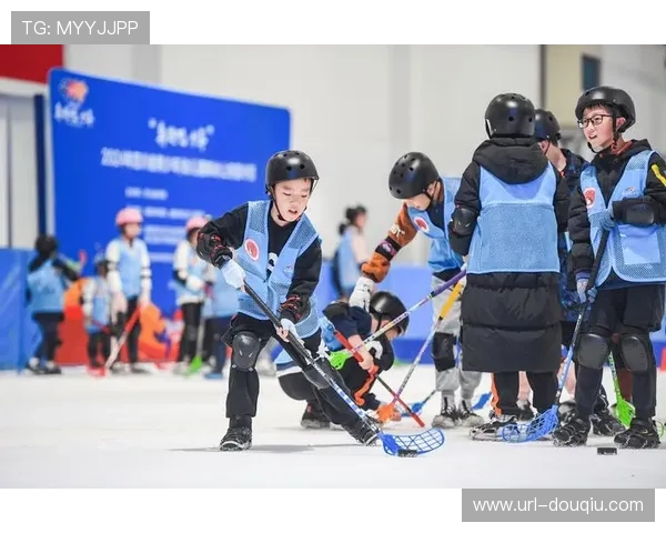 冰球少年麻禹硕尝试曲棍球:球杆不同但乐趣相似 冰球少年麻禹硕尝试曲棍球:球杆不同但乐趣相似